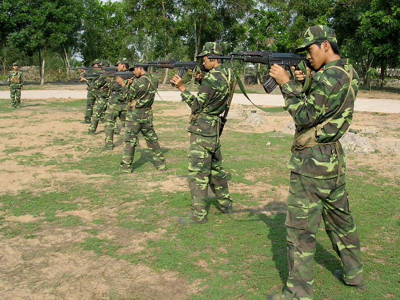 Tập bắn AK.